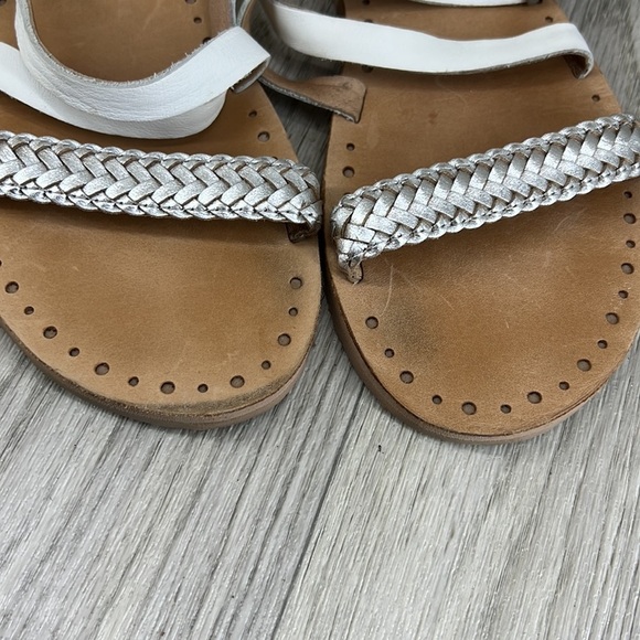 ๐2/$25 ๐ UGG Jordyne white and silver braided leather sandals - Picture 2 of 4